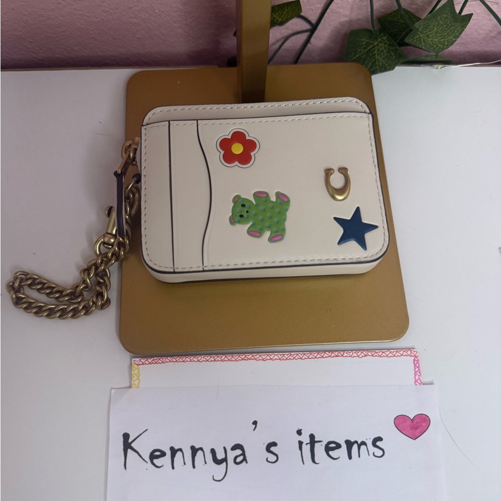 Essential chain card case
